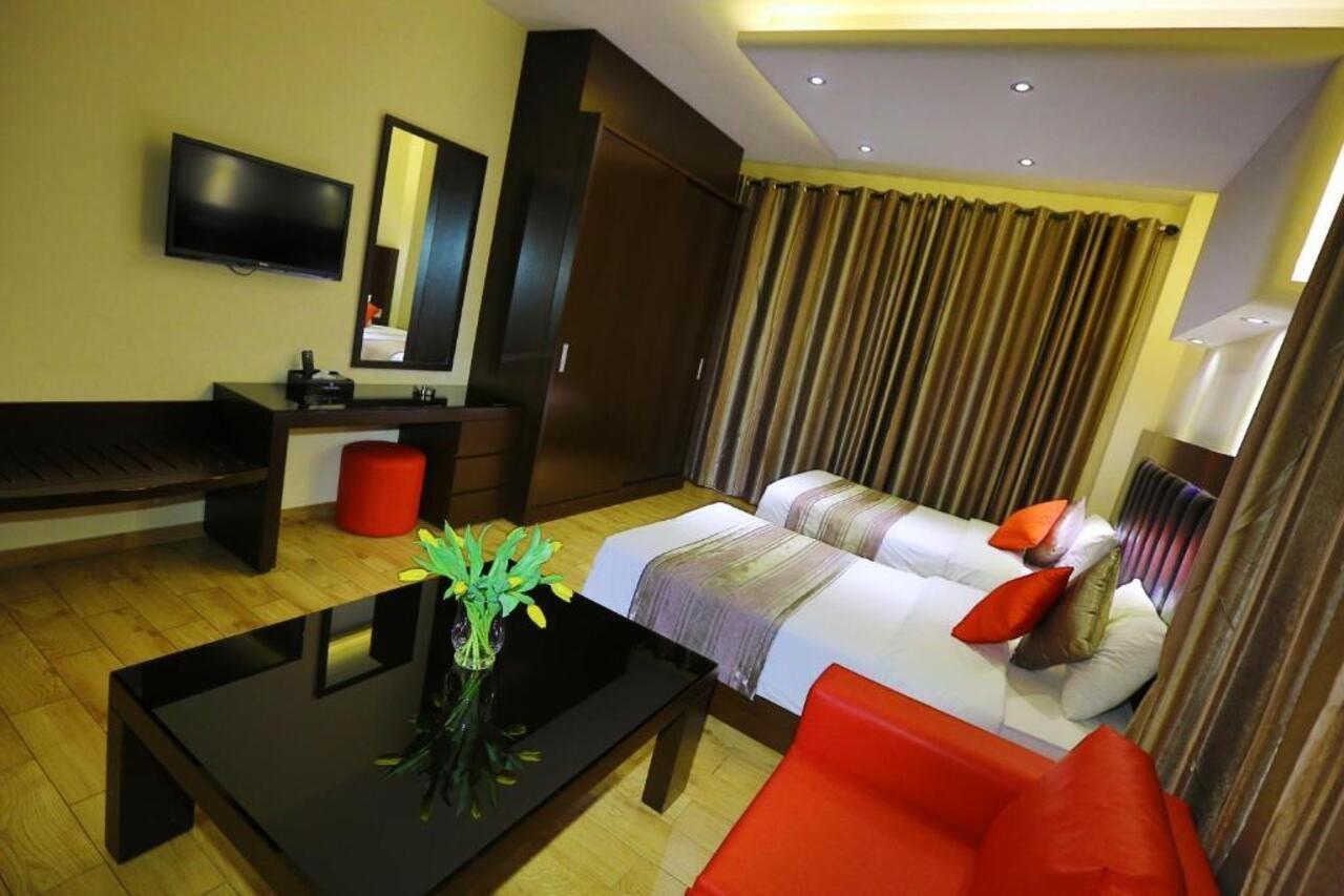 ยูเีนีย สวีท Hotel จูนิเย ภายนอก รูปภาพ