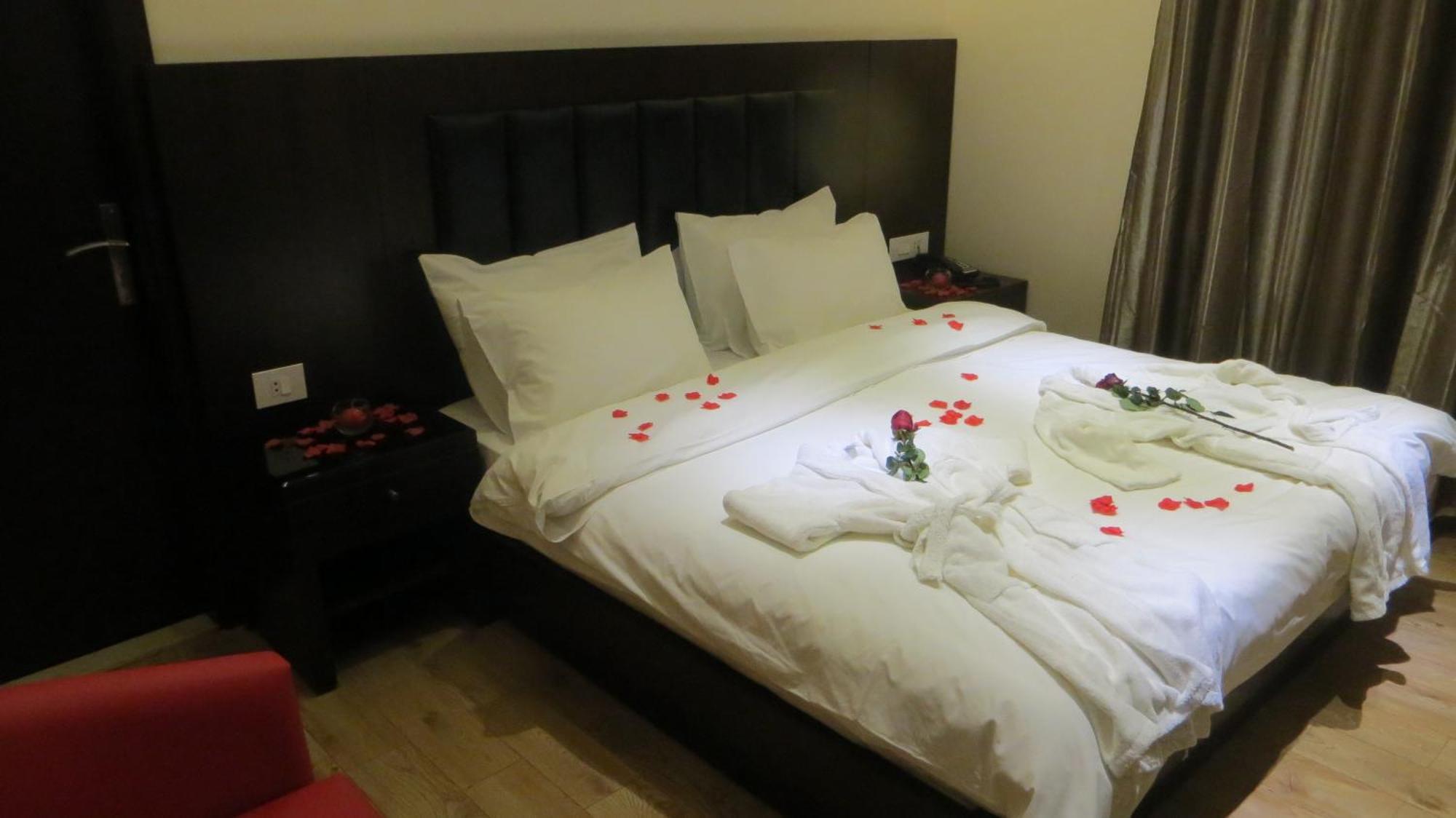 ยูเีนีย สวีท Hotel จูนิเย ภายนอก รูปภาพ